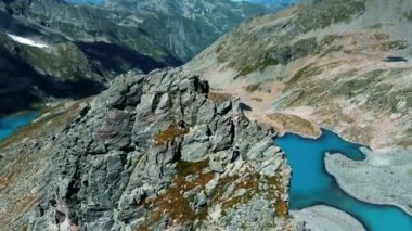 Dağların tepesinde büyük güzel bir göl