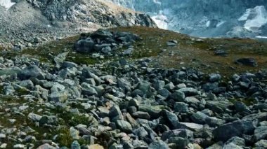 Turist yüksek irtifada dağlık bir alanda yürüyor