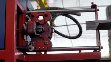 Metal teçhizat ve kabloları koparmak için birimin çalışması