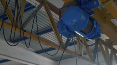 Çekici kabloyla vinç montajının hareketi