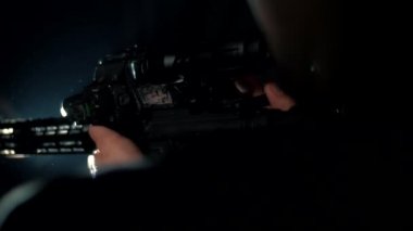 Bir asker tüfeğinin çarpışma hologramına nişan alıyor.