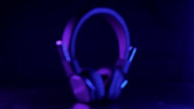 Güzel mor neon ışıklı kablosuz müzik kulaklıkları.
