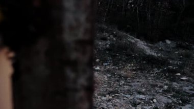 Taktik asker arkasında sığınak bıraktı ve askeri silahlar bıraktı.