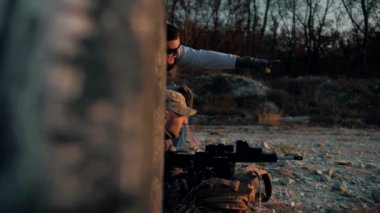 Atış ve taktik direktörü eğitim alanını yönetir