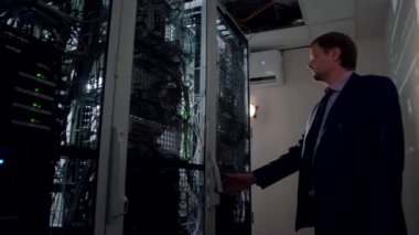 Sistem yöneticisi, sunucudaki bilgisayarlarla kabineyi açar