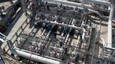 Yakıt fabrikasındaki petrol ve gaz boruları. Hava görüntüsü