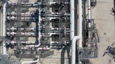 Tank çiftliğindeki limanda petrol boru hatları