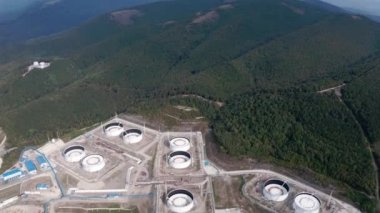 Petrol depolama tankları olan büyük bir yakıt tesisi.