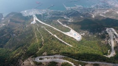 Deniz kıyısında büyük bir rafineri ve petrol taşımacılığı