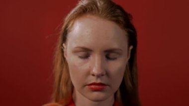 Sevimli genç kız gözlerini kameraya açıyor, yakın plan.