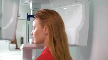 Güzel bir kız dişçi randevusunda çene MR 'ı çekiyor.