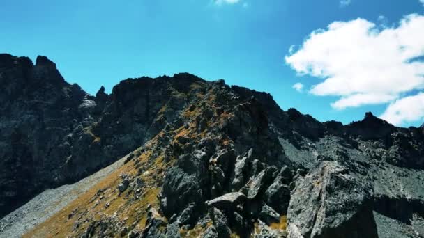Dron Latający Kamerą Nad Skałami Szczytu Góry — Wideo stockowe