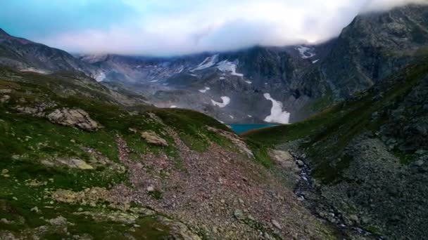 高山の湖の美しいパノラマを明らかにする四辺形 — ストック動画
