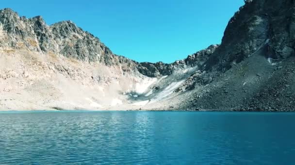 在蓝水的高山湖面上低空飞行 — 图库视频影像