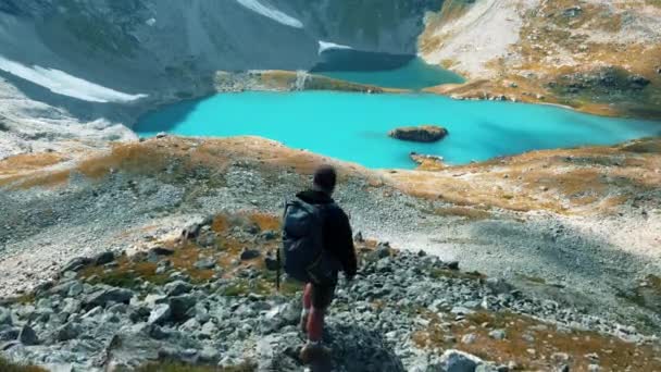Viajante Fundo Enorme Lago Nas Montanhas Com Água Azul — Vídeo de Stock