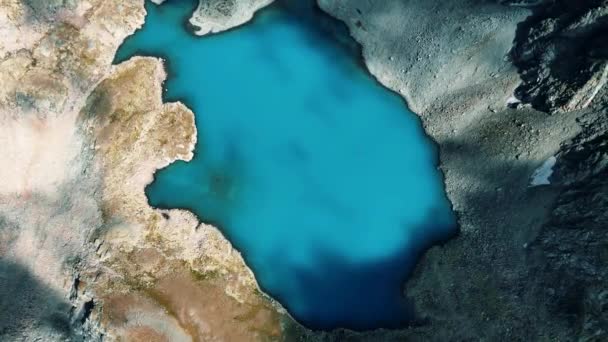 Dağlardaki Büyük Güzel Mavi Göl Havadan Ateş Ediyorlar — Stok video