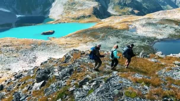 Grupo Pessoas Estão Viajando Nas Montanhas Com Guia — Vídeo de Stock