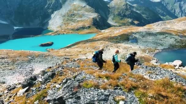 Grupo Viajeros Atraviesa Las Montañas Con Telón Fondo Lago Agua — Vídeos de Stock