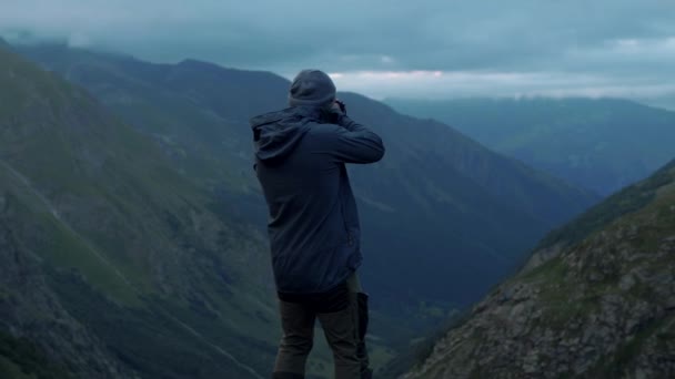 Reisefotograf Fotografiert Auf Teleobjektiv Den Bergen — Stockvideo