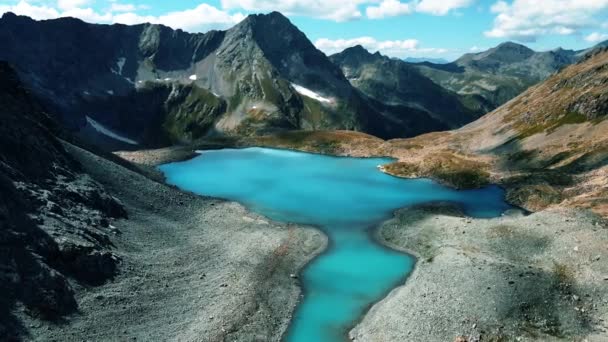 Τρελά Όμορφη Μπλε Λίμνη Ανάμεσα Τεράστιους Βράχους — Αρχείο Βίντεο