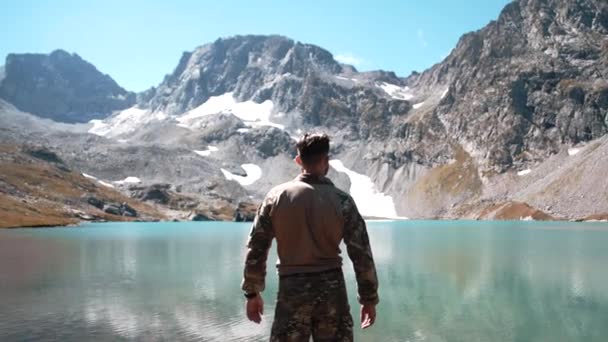 Soldato Delle Forze Speciali Multicam Salito Sulla Cima Della Montagna — Video Stock