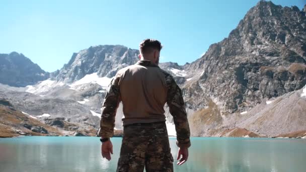 Soldado Camuflaje Cima Montaña Junto Lago — Vídeos de Stock