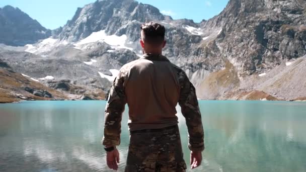 Soldado Multicam Una Zona Montañosa Junto Lago — Vídeos de Stock