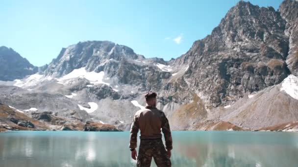 Soldado Camuflaje Mira Las Montañas Cerca Gran Lago — Vídeos de Stock