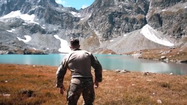 Soldado Uniforme Camuflagem Corre Nas Montanhas Junto Lago — Vídeo de Stock