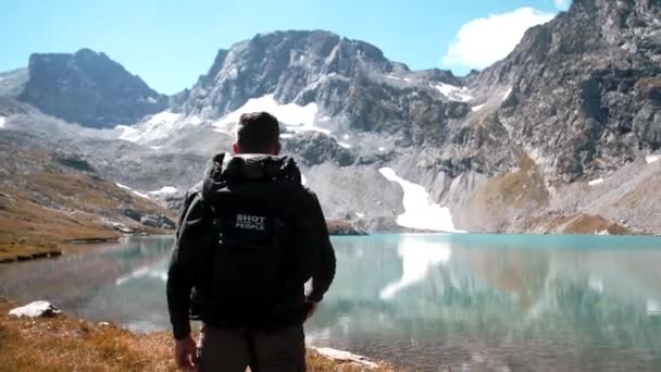 Caminante Joven Equipo Montañismo Gafas Sol Camina Cima Una Montaña — Vídeos de Stock