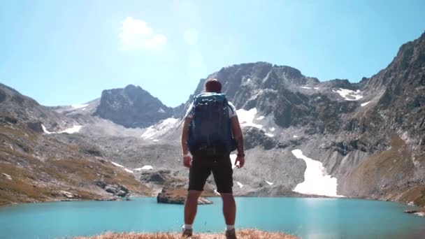 带着背包在高山湖上旅行的人 — 图库视频影像