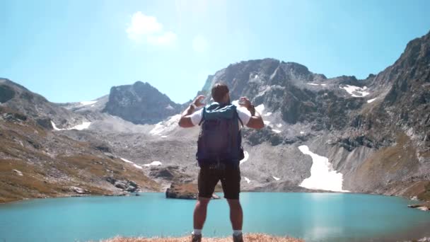 Sırt Çantalı Genç Dağcı Büyük Dağların Arasında Gölün Kenarında — Stok video