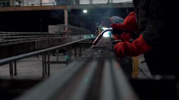 Soldador Taller Metal Está Cocinando Piezas Acero Primer Plano Chispas — Vídeo de stock