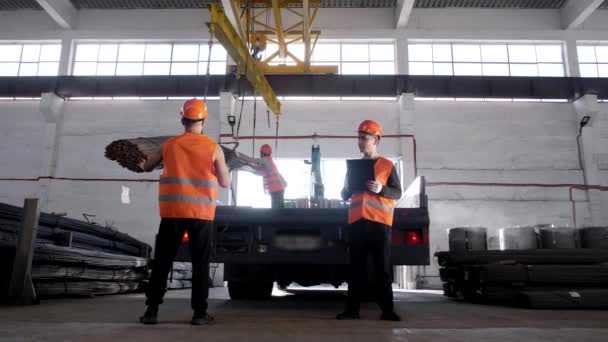 Pracownicy Ładujący Konstrukcje Metalowe Pomocą Dźwigu Ciężarówkę — Wideo stockowe
