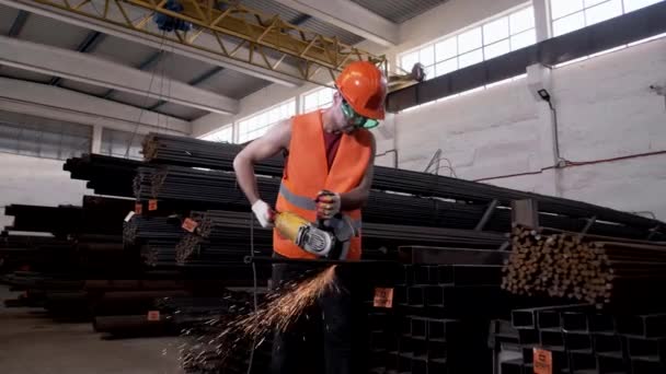 Professionell Arbetare Skär Metallarbetet Verkstaden Med Hjälp Kvarn — Stockvideo