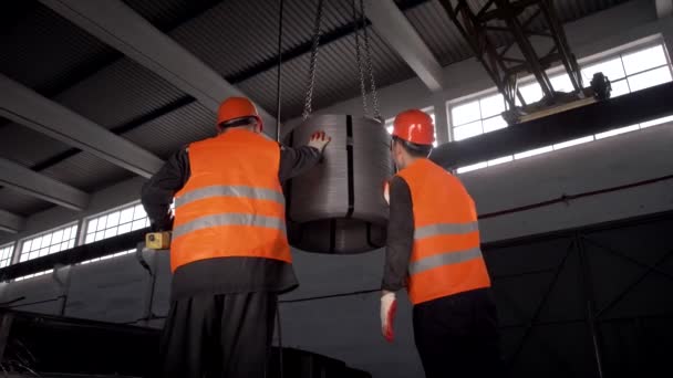 Trabajadores Metalurgia Levantan Trabajos Pesados Con Una Grúa — Vídeos de Stock