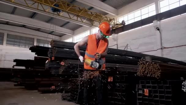 Bir Metal Fabrikasının Çalışanı Büyük Bir Öğütücü Olarak Çalışır Dairesel — Stok video