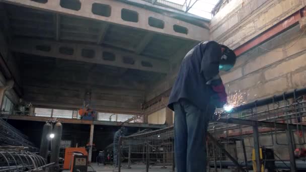 Сварщики Работают Огромном Цехе Листового Металла — стоковое видео