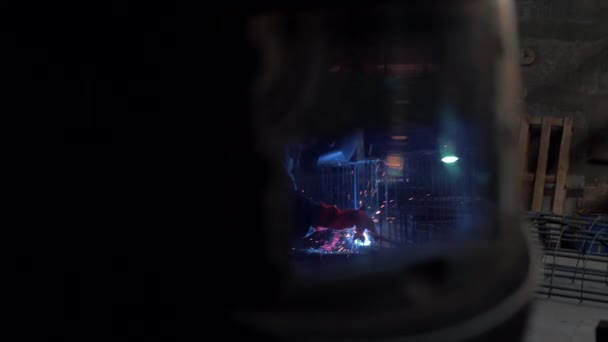 용접기는 요리용 금속입니다 용접공 헬멧의 의자에 스파크 — 비디오