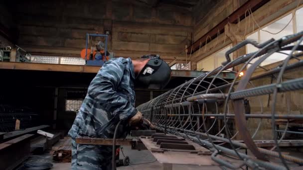 Arbetare Svetsare Professionell Skapar Komplex Metallstruktur — Stockvideo
