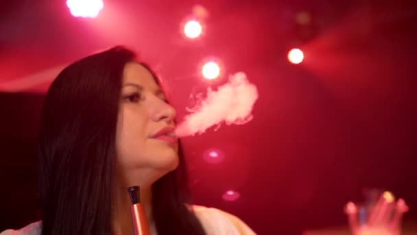 Bella Bruna Fuma Narghilè Soffia Fumo Rallentatore Primo Piano — Video Stock