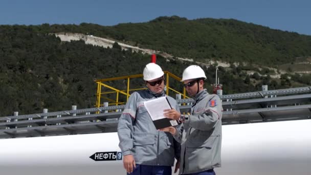 Trabalhadores Indústria Petrolífera Conferem Perto Oleoduto — Vídeo de Stock