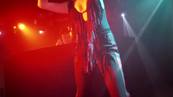 Güzel Genç Şarkıcı Sahnede Dans Edip Şarkı Söylüyor — Stok video