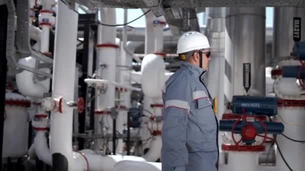 Professionella Oljearbetare Kontrollerar Ventiler Och Ventiler Oljeledningen — Stockvideo