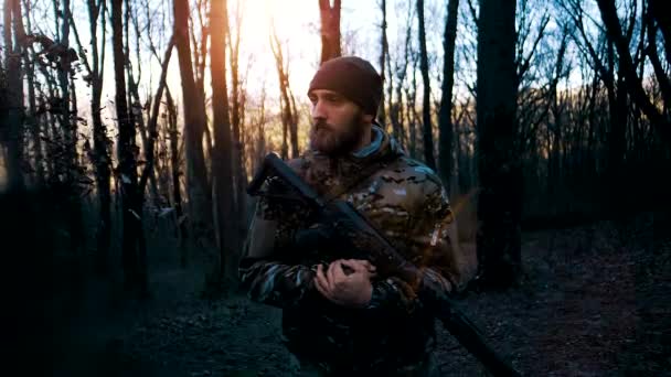 Άντρας Γενειάδα Καμουφλάζ Όπλο Στέκεται Στο Δάσος Του Φθινοπώρου Κάτω — Αρχείο Βίντεο