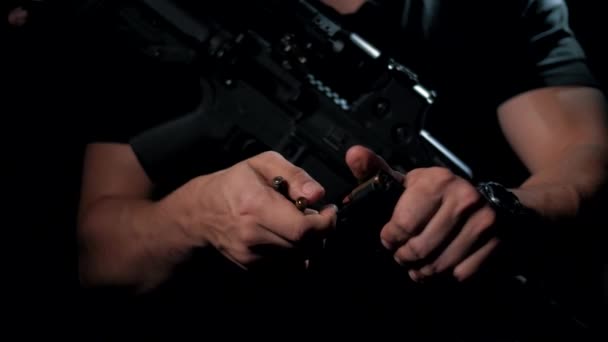 Équipement Magasin Carbine Cartouches Sur Fond Noir — Video