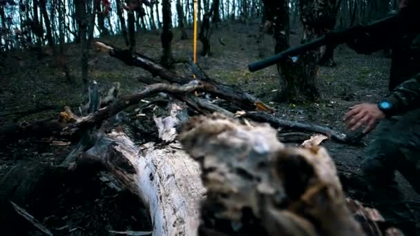 Człowiek Brodą Kamuflażu Bronią Przetrwa Jesiennym Lesie — Wideo stockowe