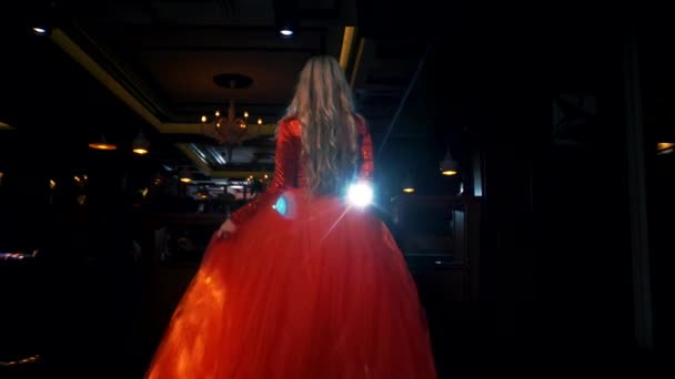 Sexy Blondes Model Geht Einem Schönen Roten Kleid Einen Nachtclub — Stockvideo