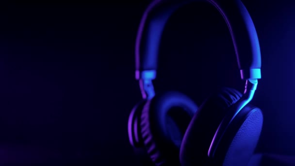 Casque Studio Dans Une Belle Lumière Dynamique Violette Gros Plan — Video