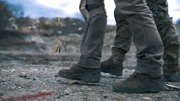 Atışların Kolları Askerlerin Ayaklarının Altına Saçılmış Süper Yavaş Çekim Yakın — Stok video